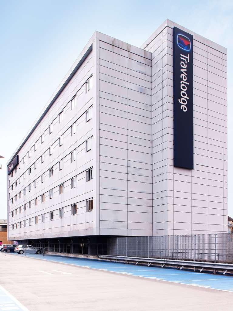 Travelodge London Feltham Exterior foto