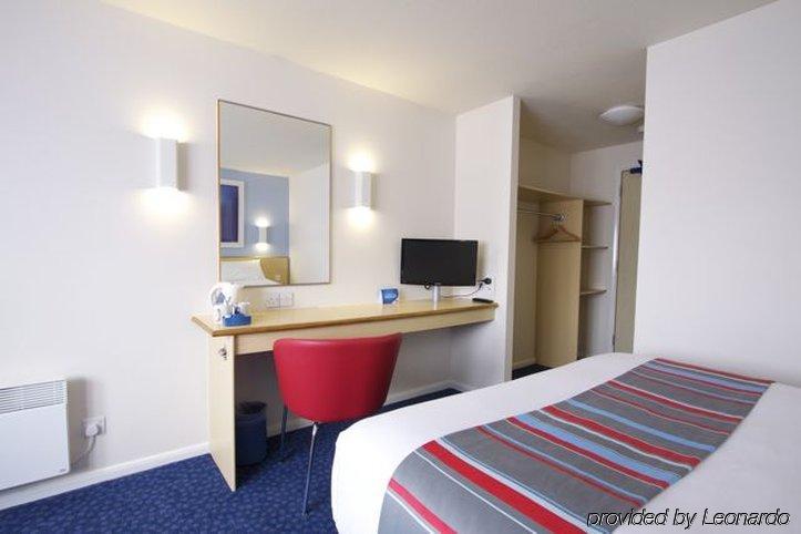 Travelodge London Feltham Exterior foto