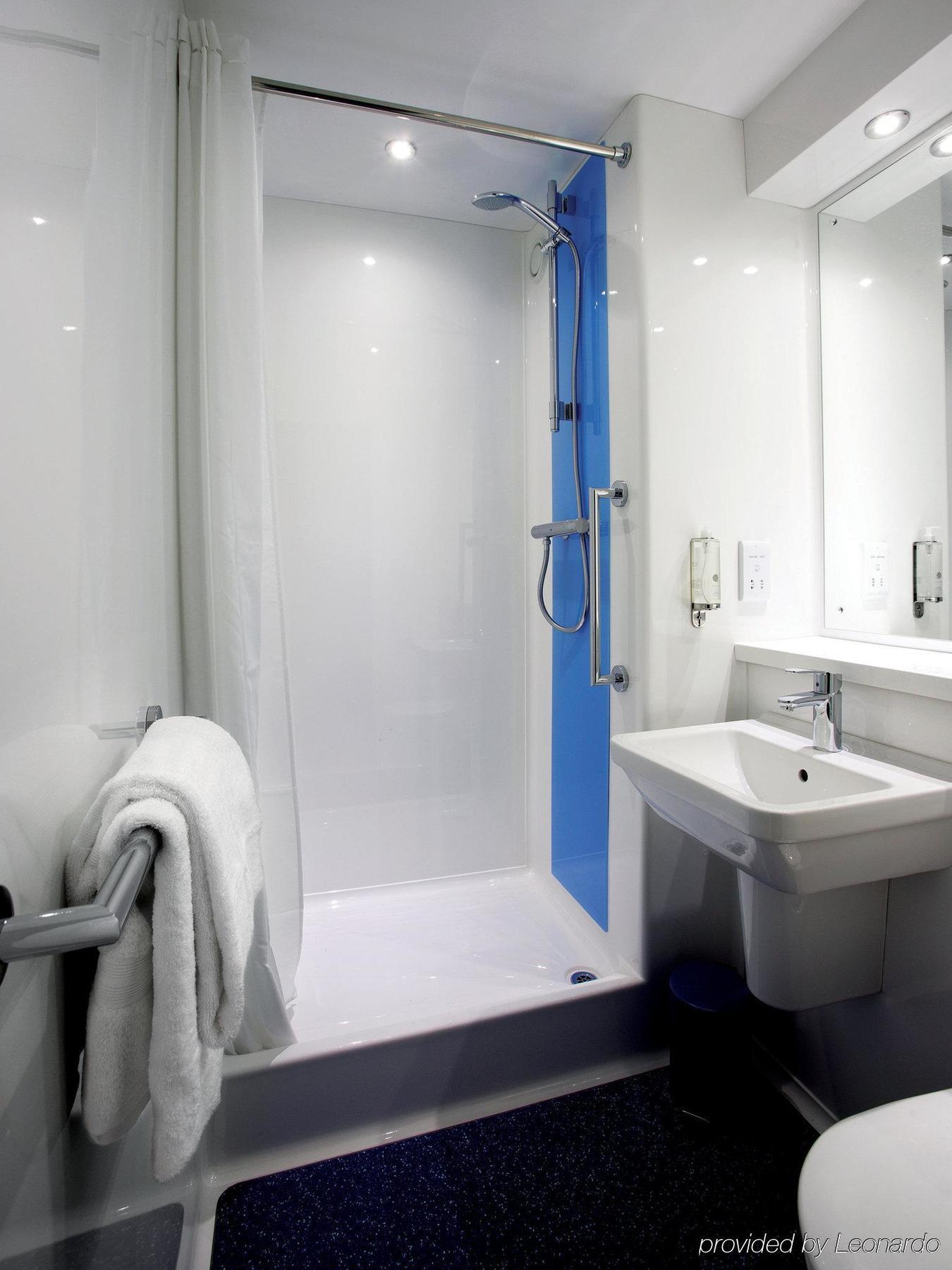 Travelodge London Feltham Exterior foto