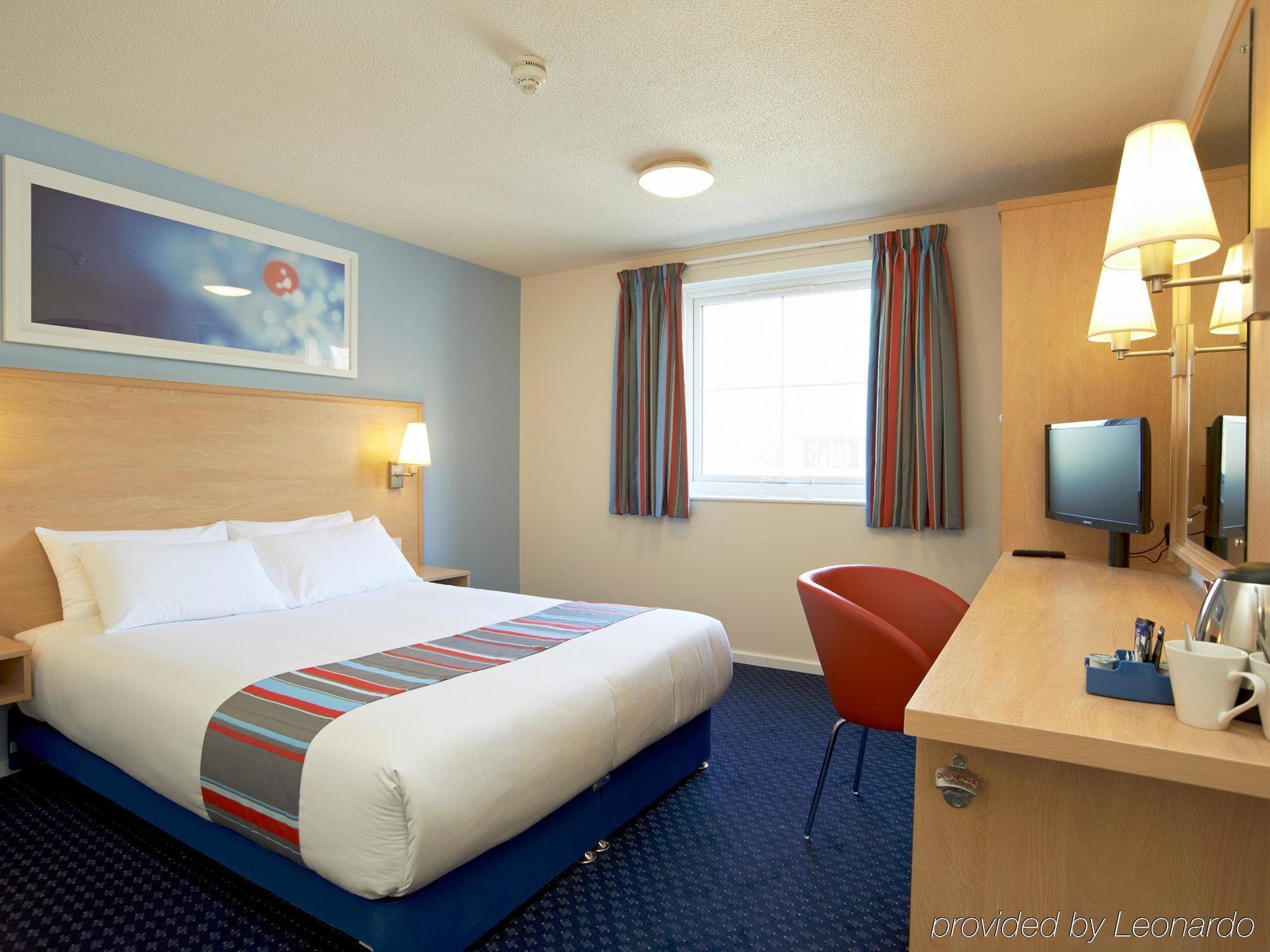 Travelodge London Feltham Exterior foto