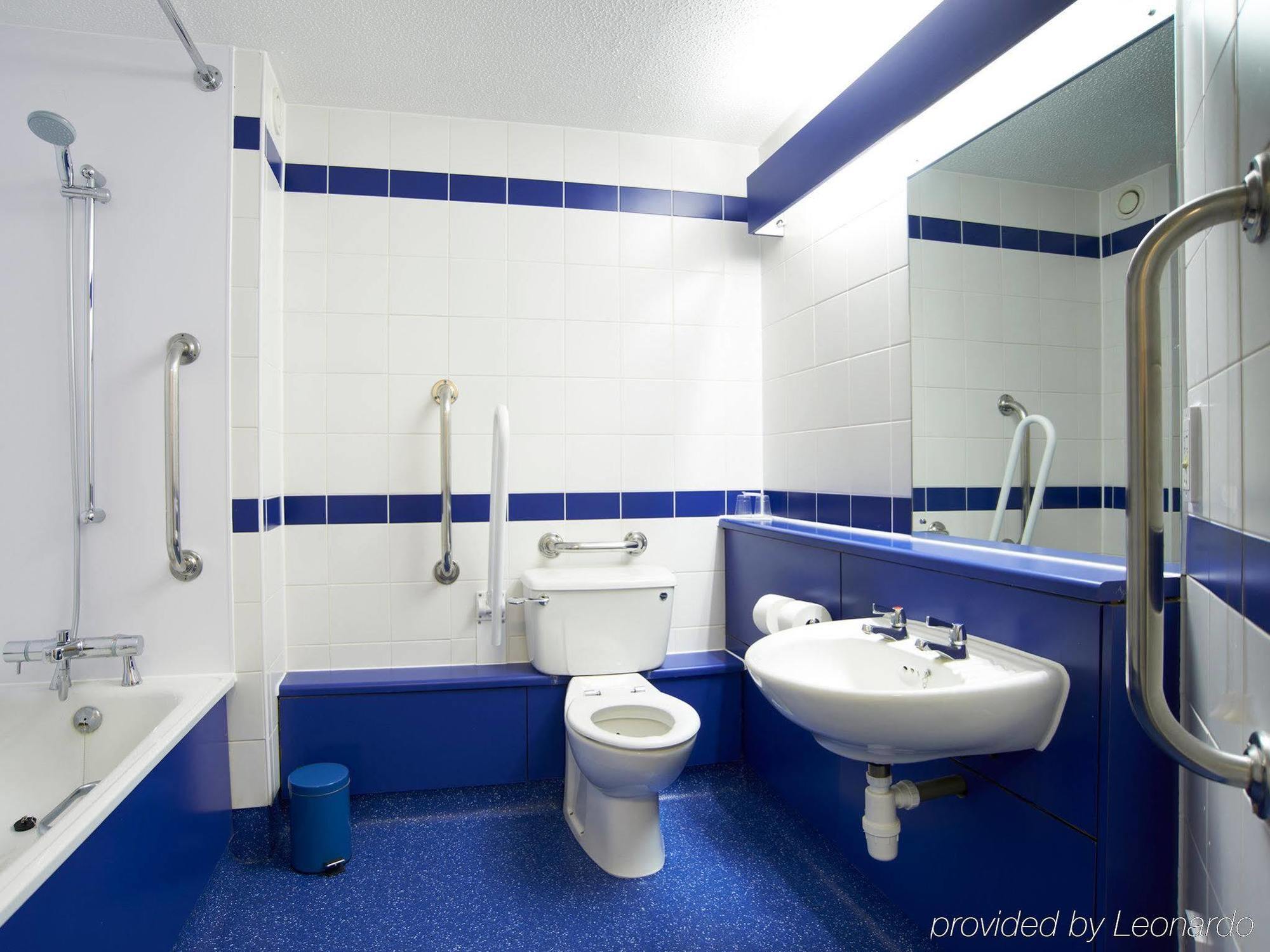 Travelodge London Feltham Exterior foto