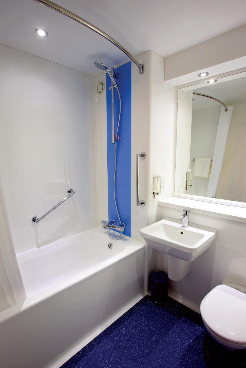 Travelodge London Feltham Exterior foto