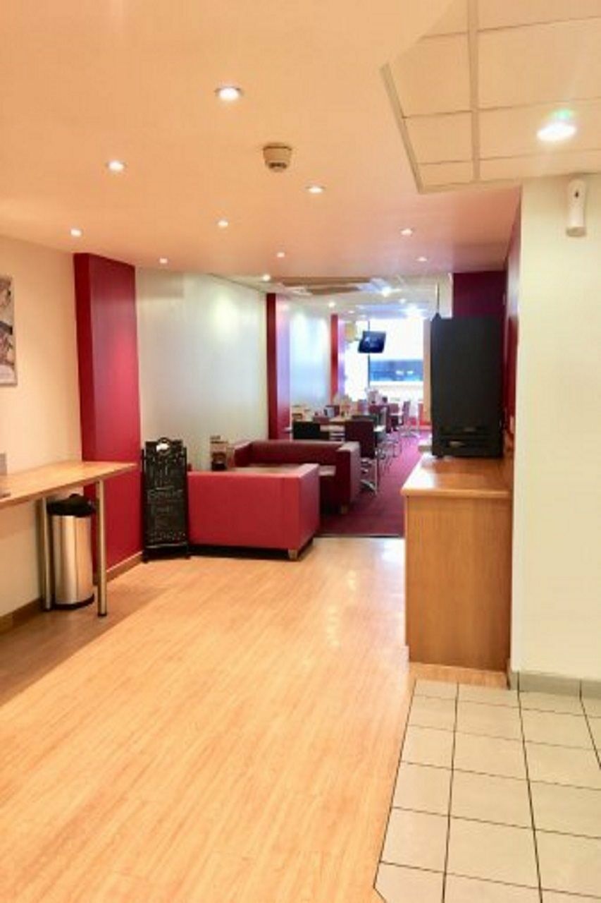 Travelodge London Feltham Exterior foto